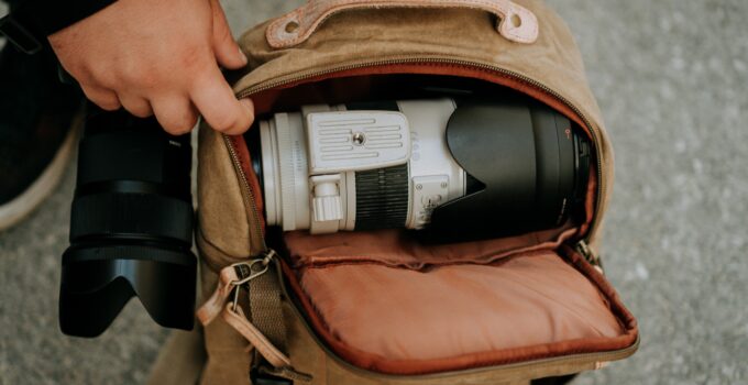 How to arrange a camera bag?