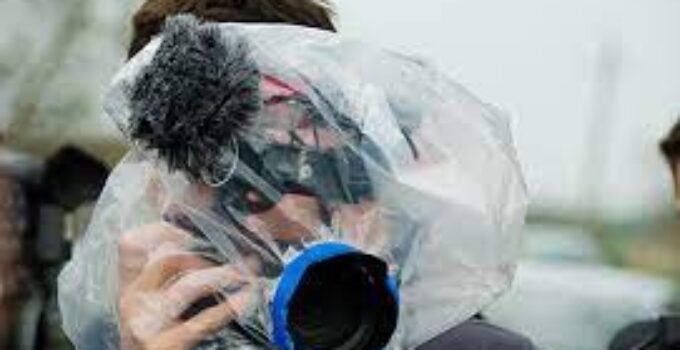 Can a ziplock bag protect your camera in the rain?