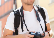 How do you wear a masso shoulder camera bag?