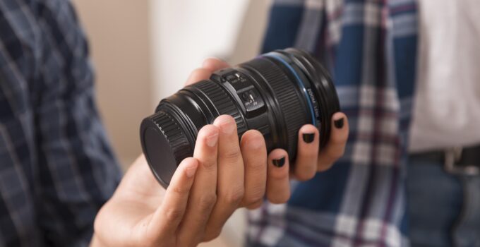 How to clean a camera lens cover?