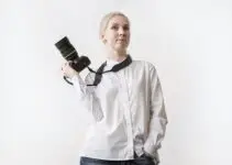 Do professional photographers use camera straps?