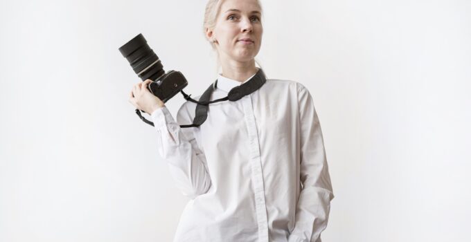 Do professional photographers use camera straps?