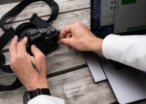 How to attach camera strap Sony?