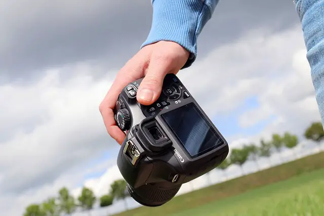 Should you wear a camera bag in portgual?