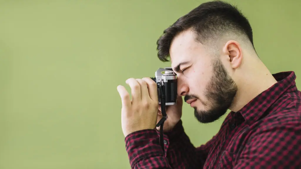 Can I use 70% isopropyl alcohol to clean a camera lens?